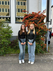 Schülervertretung von links: Alina Fleischhauer (9 c) Stellvertretende Schülersprecherin und Sarah Kirsch (10 c) Schülersprecherin SV_2023_2